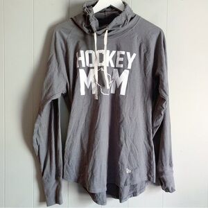 NEW ERA WI Hockey Mom Cowlneck Graphic Lightweight Long Sleeve Tee Xl